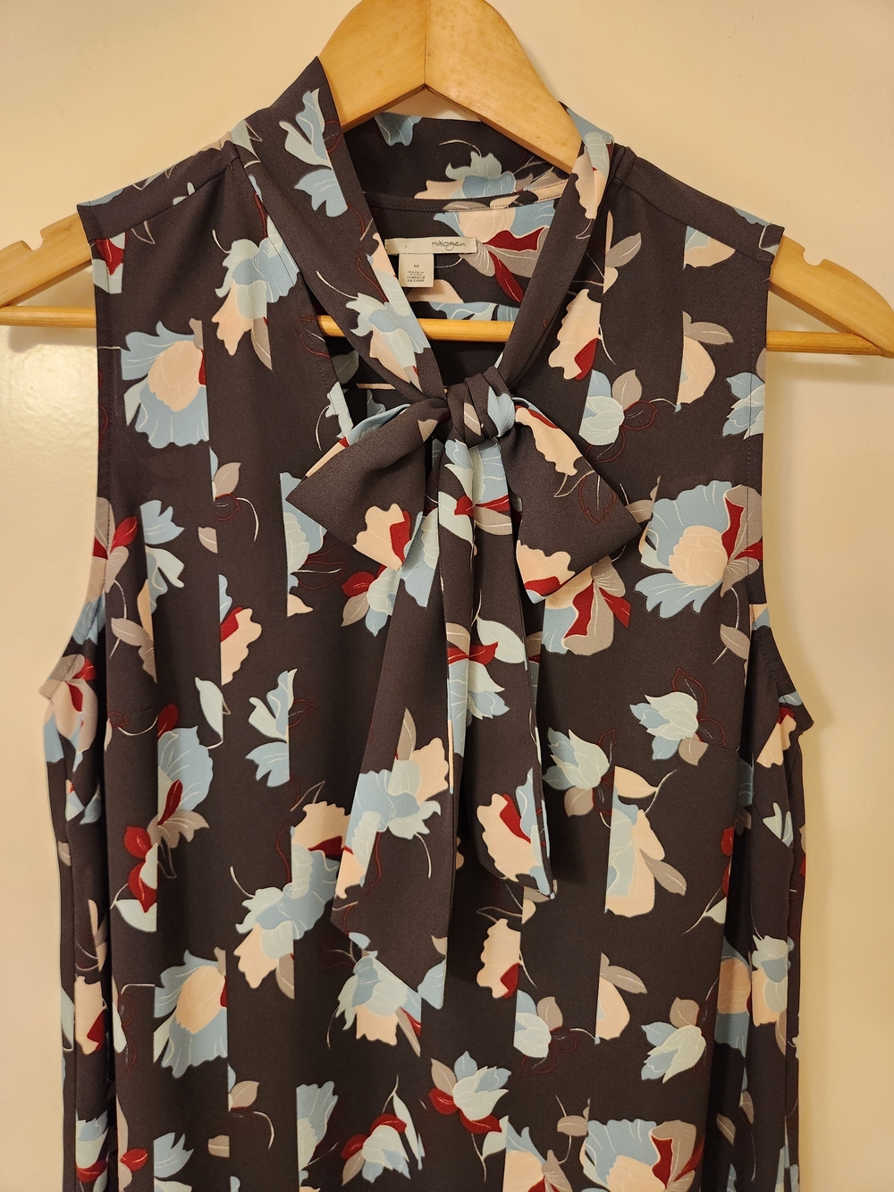 Sleeveless Bow-Tie Floral Blouse - Dark Gray with Blue & Pink Flowers